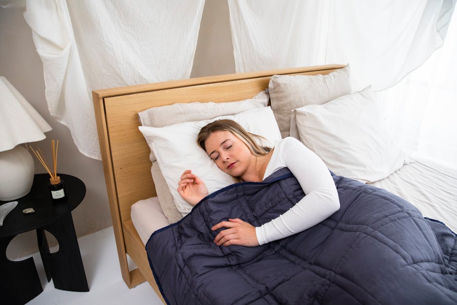 Een persoon die ontspannen in bed ligt met verschillende slaaphulpmiddelen rondom zich, zoals een slaapmasker en kussens.