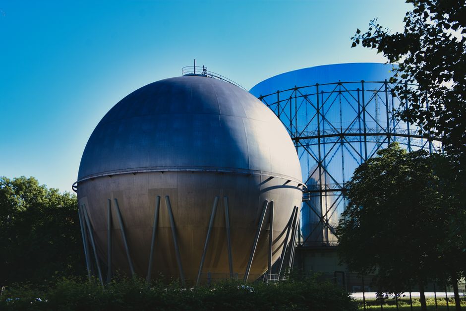 Een afbeelding van een moderne energieopslagoplossing met zonnepanelen en elektrische voertuigen, die netcongestie helpt verminderen.