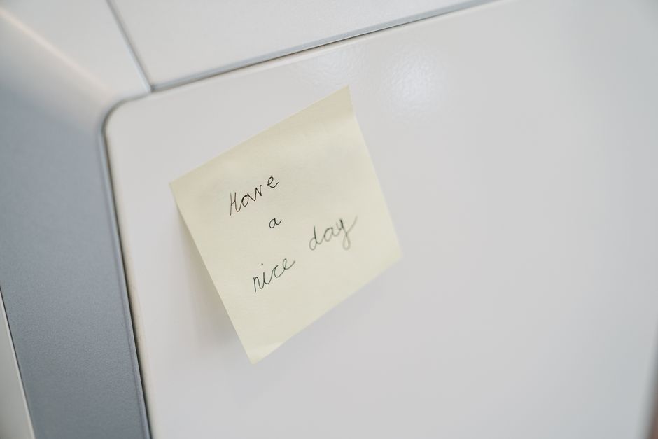 Een permanente ontvochtiger in een droge kelder, ter verbetering van de luchtkwaliteit en vochtbestrijding.