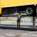 Professionele vrachtwagen met glanzend exterieur na gebruik van polijstschijven en schoonmaakproducten.