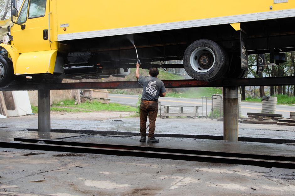 Professionele vrachtwagen met glanzend exterieur na gebruik van polijstschijven en schoonmaakproducten.