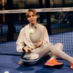 Een selectie van padelrackets, schoenen en accessoires in een online outlet.