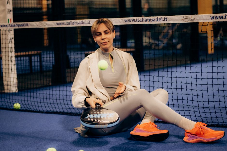 Een selectie van padelrackets, schoenen en accessoires in een online outlet.