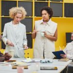 Een diverse groep mensen van verschillende generaties die samenwerken en ideeën delen in een professionele omgeving.