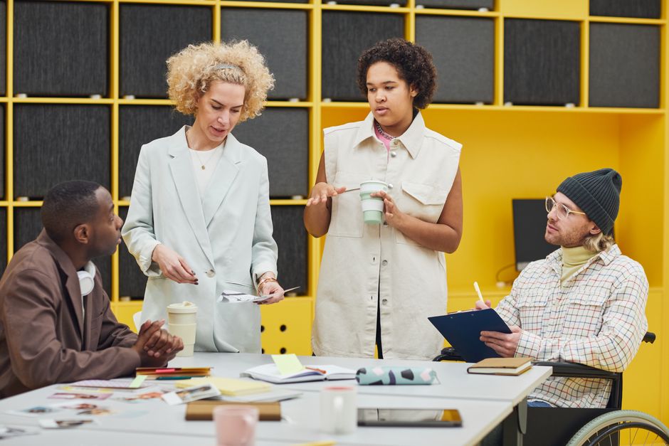 Een diverse groep mensen van verschillende generaties die samenwerken en ideeën delen in een professionele omgeving.